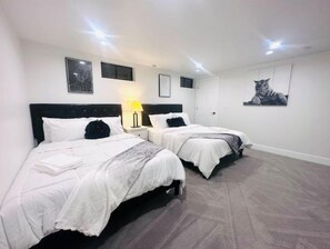 5 habitaciones, escritorio y tabla de planchar con plancha 