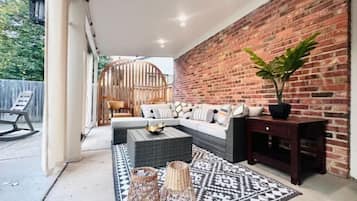Smart TV, chimenea, futbolito, libros