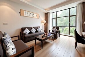 Living area - Fall In Love With Nujiang Grand Canyon Hotel (Lushui)