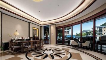 المنشأة من الداخل