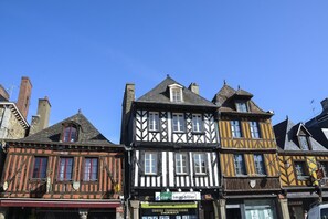 A row of traditional half-timbered buildings with a sign for 'cimmin immobilier' in the center. - La Petite Prairie - Baguer Morvan (BAGUER MORVAN)