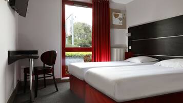 Standard Twin Room | Desk, laptop workspace, soundproofing, free WiFi