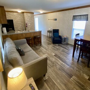 TV, fireplace - Rainbow River Bungalow R (Dunnellon)