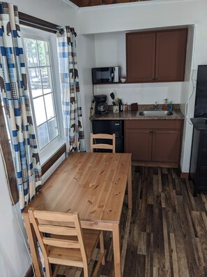 Dining - 09 Sugar pine studio at the WASHOE pet friendly (South Lake Tahoe)