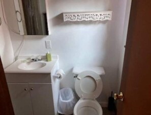 Bathroom - 09 Sugar pine studio at the WASHOE pet friendly (South Lake Tahoe)