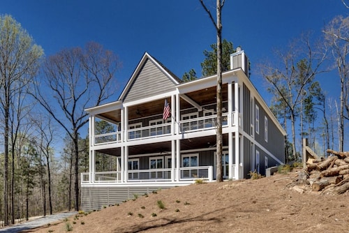 Waterfront 5-Bedroom Cabin on Lake Martin 