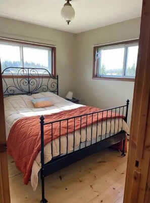 3 bedrooms, desk, internet, bed sheets