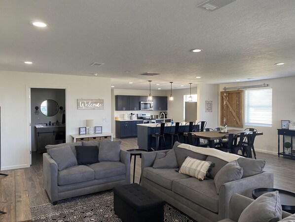 TV connectée, cheminée, lecteur de DVD, chaßne hi-fi