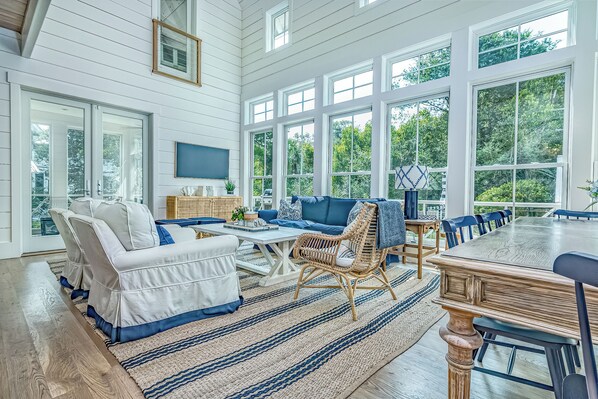 TV connectée, cheminée, livres