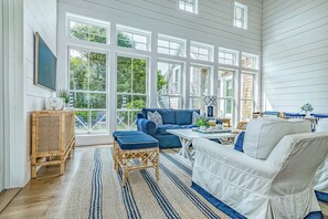 TV connectée, cheminée, livres