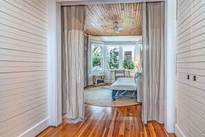 TV connectée, cheminée, livres