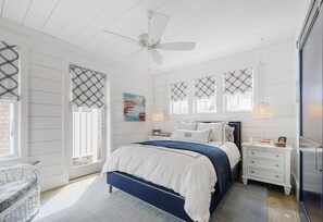 6 slaapkamers, een bureau, een strijkplank/strijkijzer, reisbedje