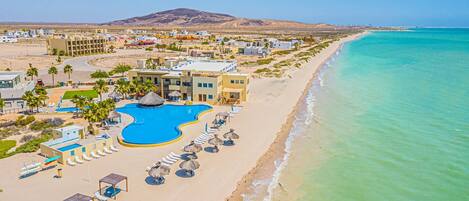 Beach nearby, sun-loungers, beach towels