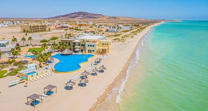 Laguna Shore Thing, modern beach house w/ private pool, resort, sleeps 20