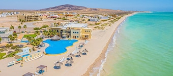 Laguna Shore Thing, modern beach house w/ private pool, resort, sleeps 20