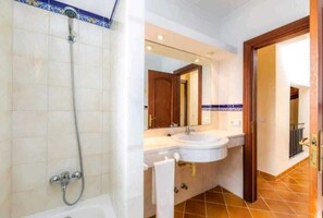 Bidê, toalhas de banho, sabonete, papel higiênico