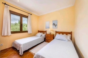 4 bedrooms, iron/ironing board, free WiFi, bed sheets