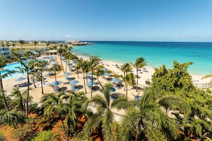 On the beach, white sand, sun loungers, beach umbrellas - Royal Islander Resort La Plage (Lowlands)