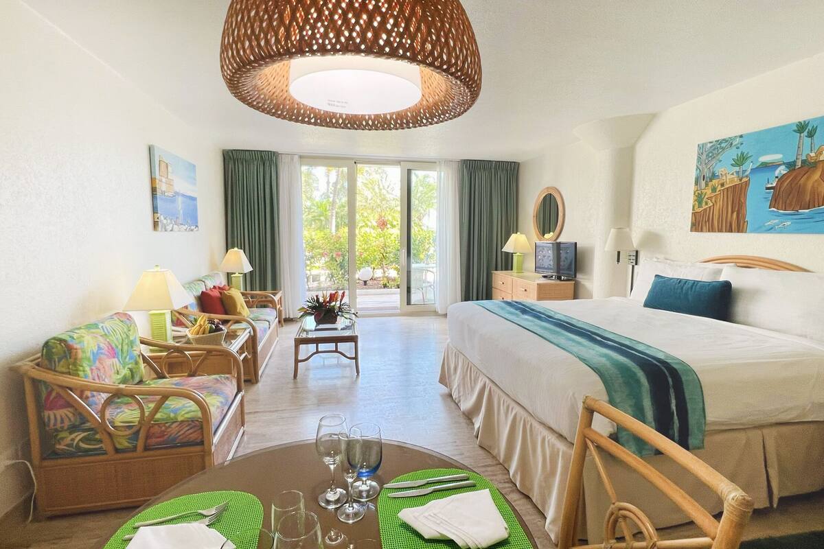 studio, 1 king bed, beachside | 1 bedroom, hypo-allergenic bedding, in-room safe, iron/ironing board