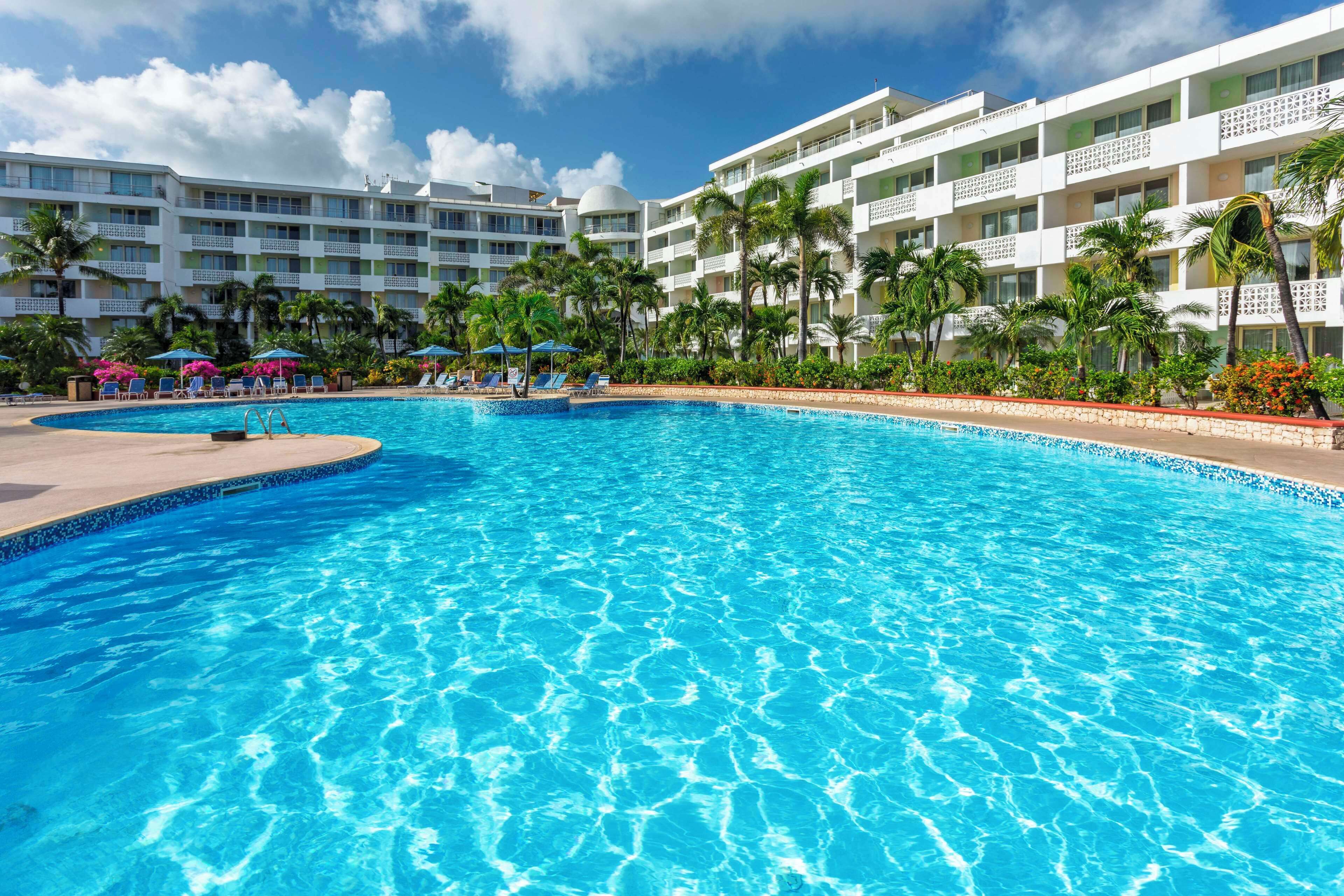Piscine extérieure, parasols de plage, chaises longues