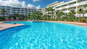 Piscine extérieure, parasols de plage, chaises longues