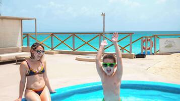 Außenpool, Sonnenschirme, Liegestühle