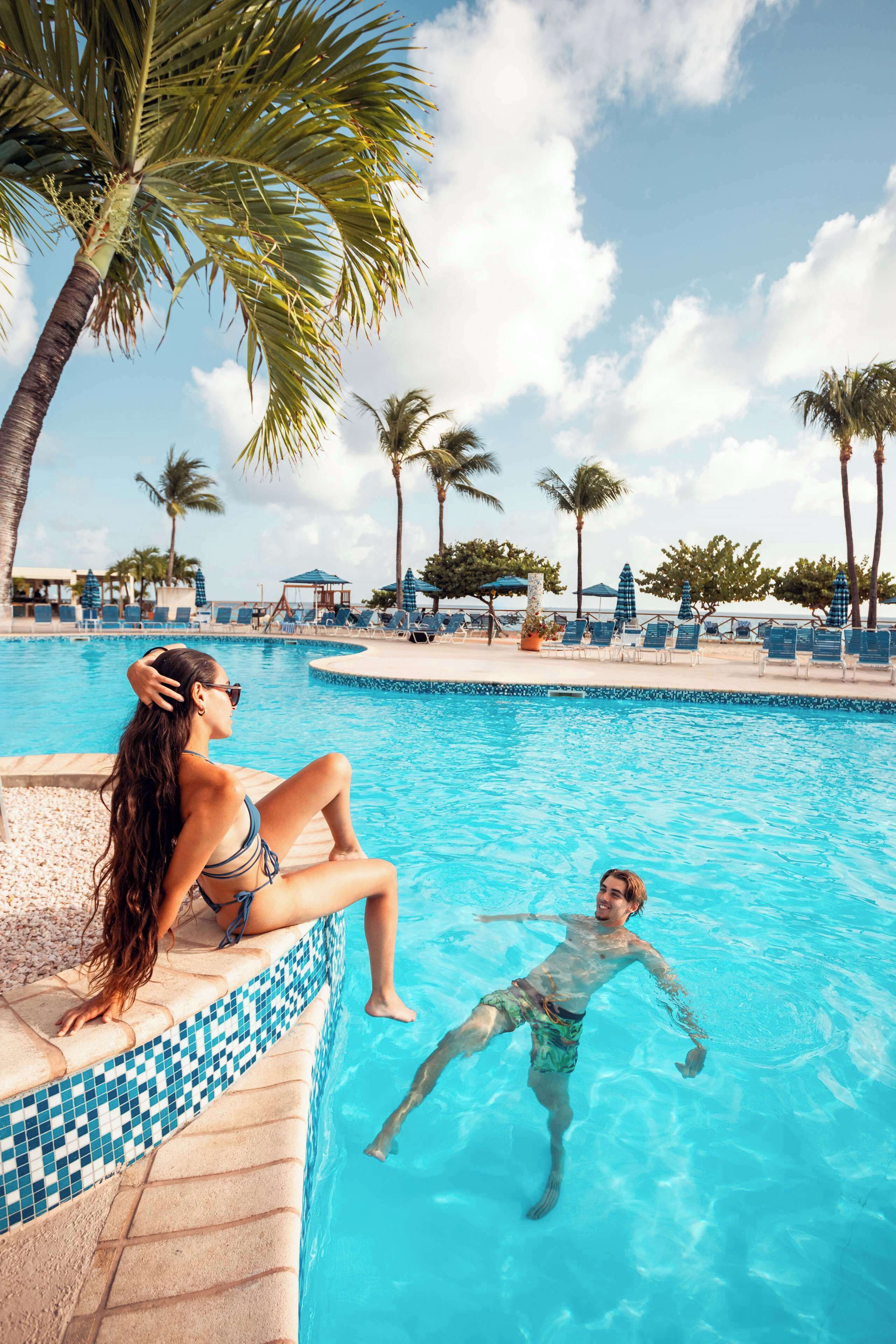 Szabadtéri medence, napernyők és napozóágyak