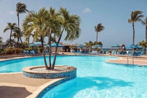 室外游泳池，池畔遮阳伞，日光浴躺椅