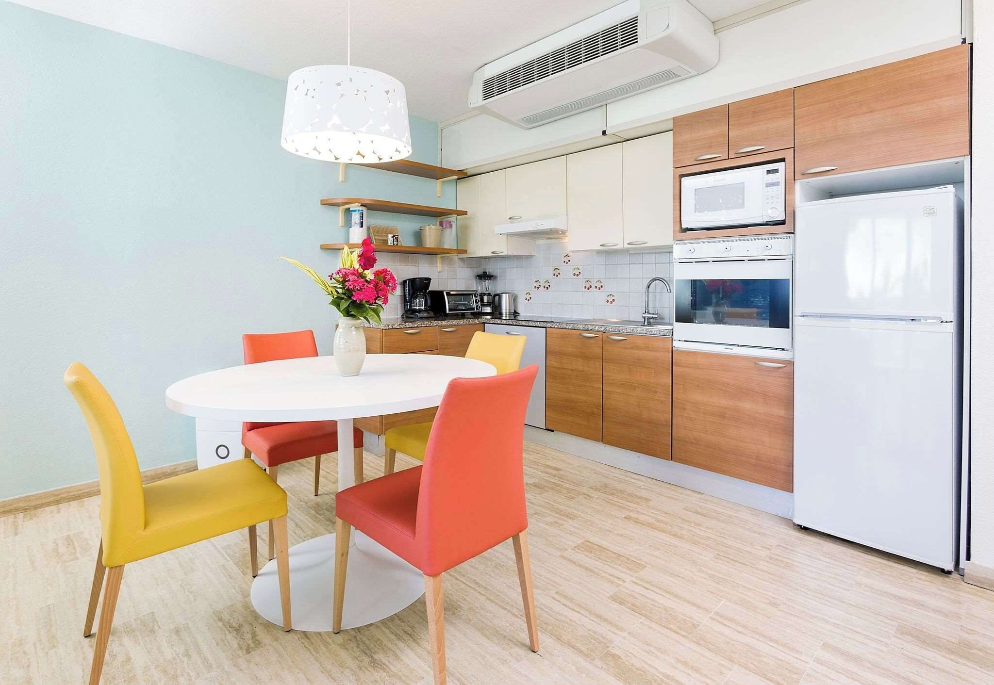 Full-size fridge, microwave, oven, stovetop