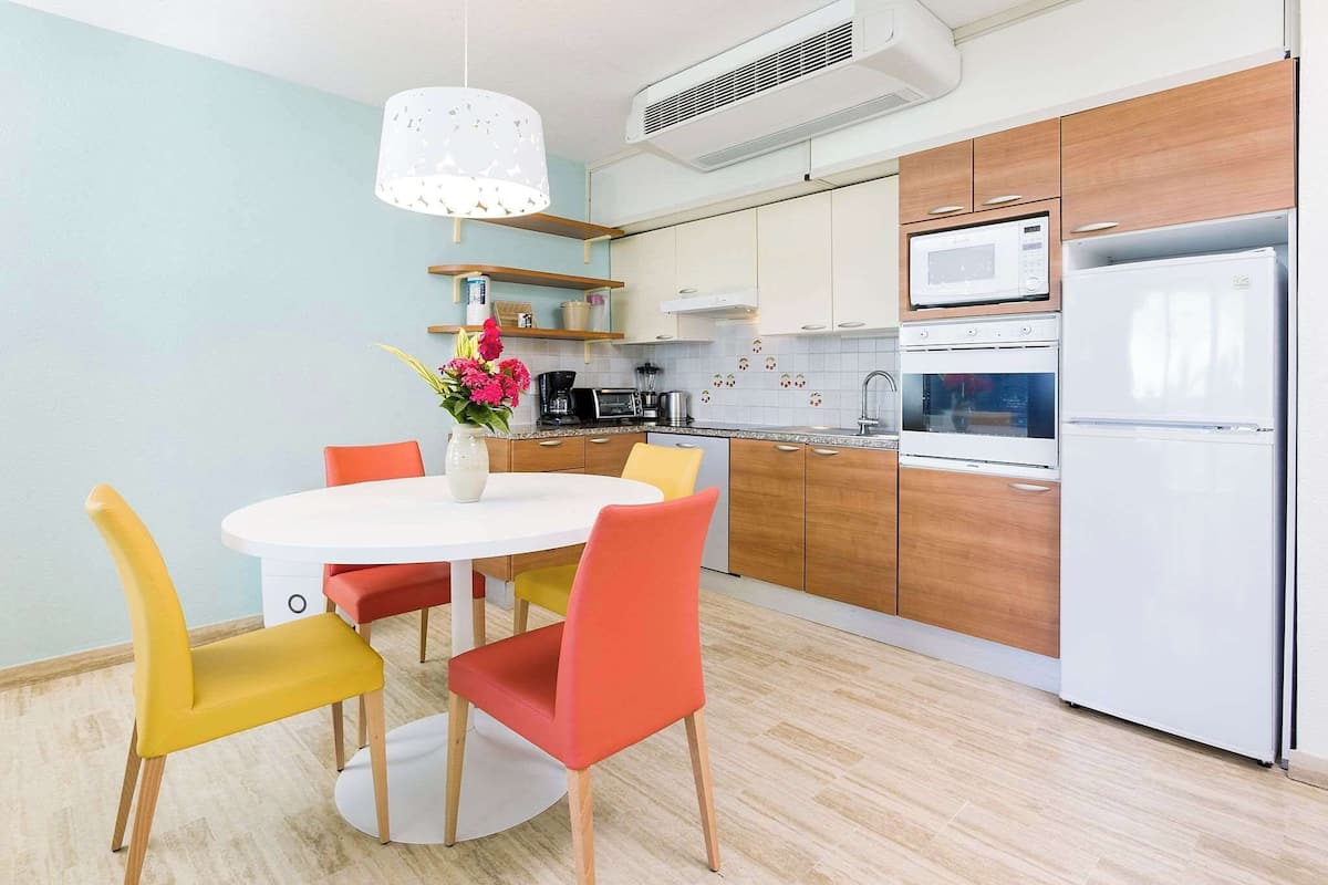 Refrigerador con congelador, microondas, horno y parrilla de estufa