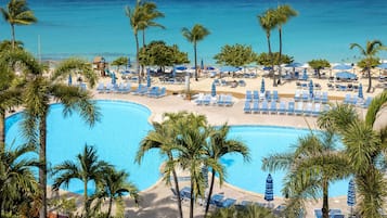 Plage, sable blanc, chaises longues, parasols