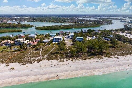 Cozy Old Florida Beach Cottage by the Sea