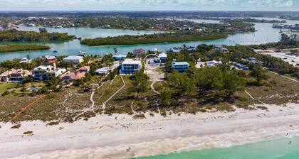 Cozy Old Florida Beach Cottage by the Sea