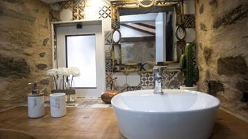 Chuveiro, secador de cabelo, toalhas de banho, sabonete