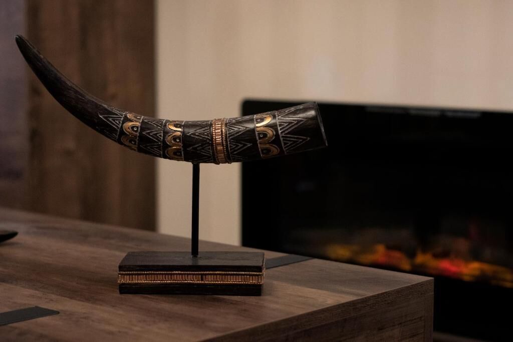 Une corne décorative montée sur un socle.