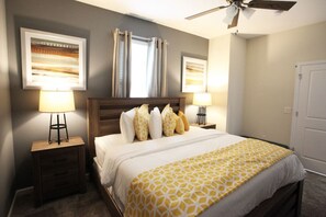 3 makuuhuonetta, työpöytä, silitysrauta/-lauta, vauvan matkasänky