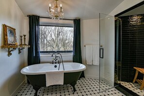 Bathtub, hair dryer, towels, shampoo