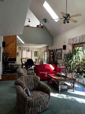 Smart TV, DVD player, books, printers