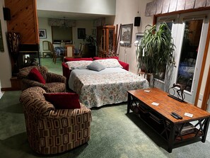 5 chambres, bureau, fer et planche à repasser, lit de bébé portatif