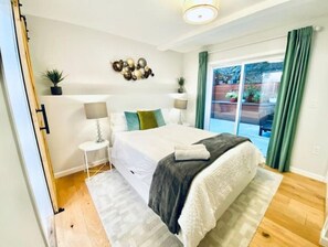 2 室のベッドルーム、低反発ベッド、デスク、WiFi