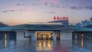 A building with a flat roof and a large open entrance area.