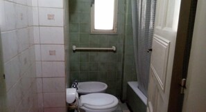 Habitación cuádruple básica | Baño | Regadera, regadera tipo lluvia, bidet, toallas