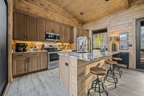 Fridge, microwave, oven, stovetop - "This cabin is absolutely beautiful and in a gorgeous and quiet area!" (Sevierville)