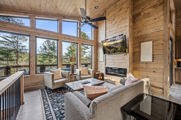 Smart TV, fireplace - "This cabin is absolutely beautiful and in a gorgeous and quiet area!" (Sevierville)