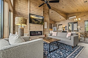 Smart TV, fireplace - "This cabin is absolutely beautiful and in a gorgeous and quiet area!" (Sevierville)