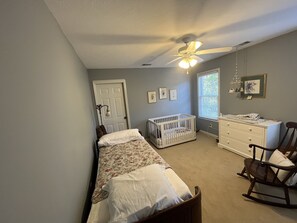4 bedrooms, iron/ironing board, WiFi, bed sheets