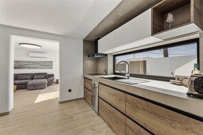 Jääkaappi, mikroaaltouuni, astianpesukone, kahvin-/teenkeitin