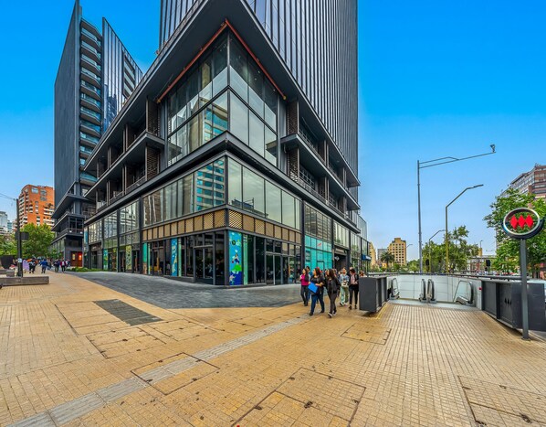 Un edificio moderno con amplios ventanales y una entrada en esquina.