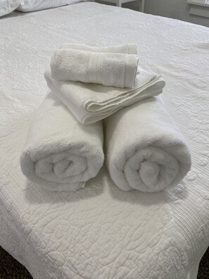 Handtücher, Seife, Shampoo, Toilettenpapier