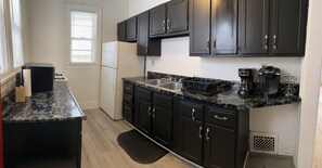 冷蔵庫、電子レンジ、オーブン、コンロ